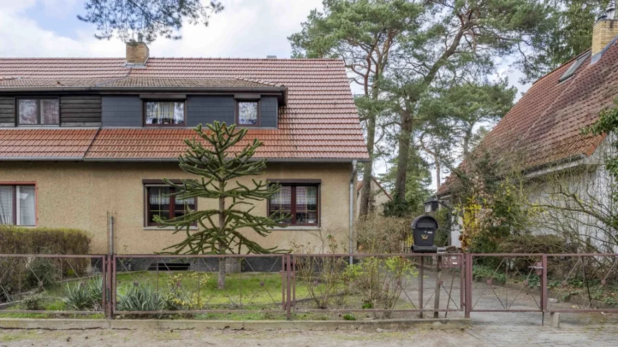 Ansicht - Haus kaufen in Kleinmachnow - Gepflegte Doppelhaushälfte am Rande der Sommerfeld-Siedlung