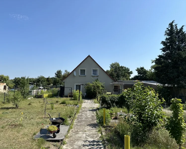 Titelbild - Grundstück kaufen in Stahnsdorf - Sonniges Baugrundstück mit Altbestand in ruhiger Wohnlage in Stahnsdorf