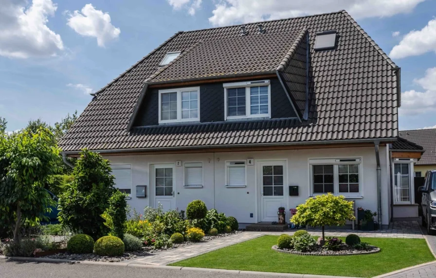 Straßenansicht - Haus kaufen in Potsdam / Fahrland - Einzugsbereites, energieeffizientes, modernes Familienparadies mit viel Platz und eigenem Garten