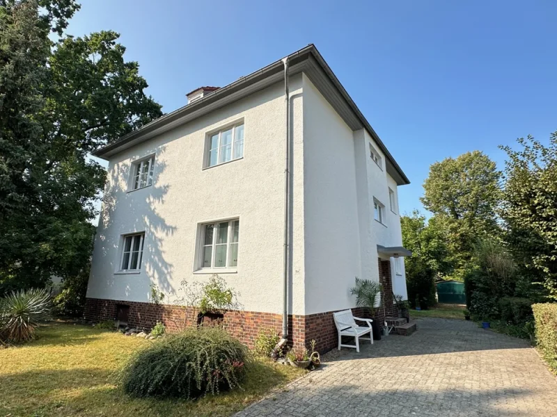 Straßenansicht - Haus kaufen in Kleinmachnow - Altbauklassiker in ruhige Wohnlage auf sonnigem Westgrundstück in Kleinmachnow