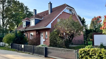 Straßenansicht - Haus mieten in Stahnsdorf - Großzügige Doppelhaushälfte in ruhiger Stahnsdorf Lage