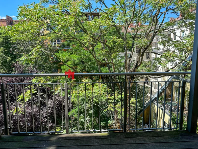 Ausblick vom Balkon - Wohnung kaufen in Berlin-Kreuzberg - 3-ZIMMER-ALTBAUWOHNUNG MIT BALKON - SOFORT BEZUGSFREI UND BEREIT FÜR IHRE PERSÖNLICHE NOTE!