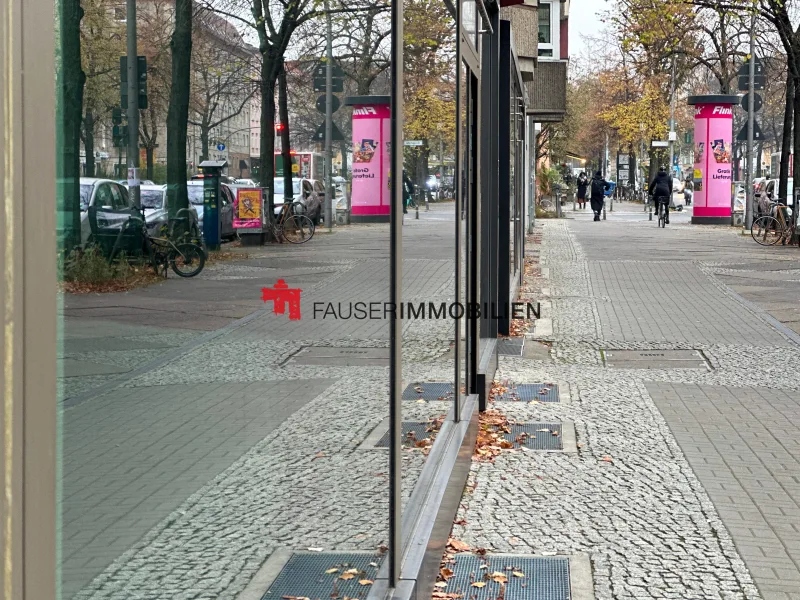 Eingang - Büro/Praxis mieten in Berlin-Mitte - MITTE- 180m² TRENDIGE FLÄCHE MIT VIEL SCHAUFENSTERFRONT FÜR EUREN STORE 25,-€ NK/ m²