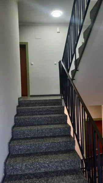 Treppenhaus - Wohnung kaufen in Berlin - frei ab 1.1.2026   - 3-Zimmer-Wohnung mit Balkon -