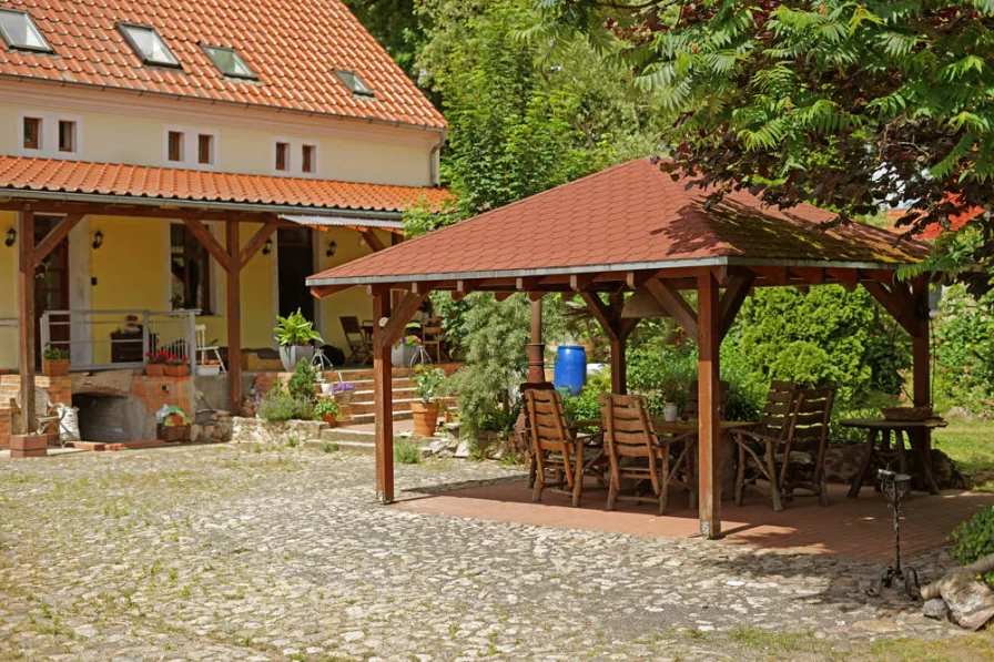 Freisitz und Terrasse - Haus kaufen in Lindow (Mark) / Klosterheide - Großes, teilsaniertes Landhaus mit Urlaubsflair- Verwirklichen Sie Ihre Träume -