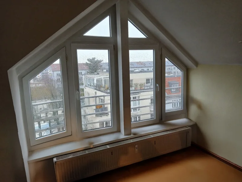 Wohnzimmer - Wohnung kaufen in Berlin / Adlershof - ( bezugsfrei ab Mai 2025 ) - schicke 3- Raum- Wohnung mit Balkon im Dachgeschoß