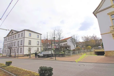 Einfahrt - Garage/Stellplatz kaufen in Bad Dürkheim - 1 Tiefgaragenstellplatz in Doppelparker (der untere) neben dem Rathaus in DÜW.