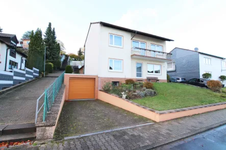 1-Frontansicht - Haus kaufen in Eisenberg - Freist. Einfamilienhaus, leichte Südhanglage, 2 Garagen, 114 m² Wfl. BJ 1966