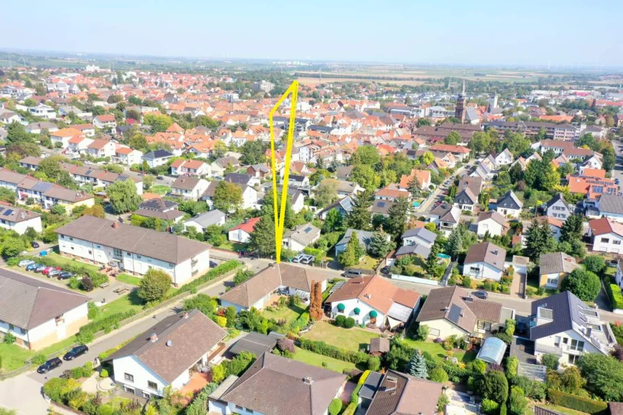 Lage mit Blick zur Stadt - Haus kaufen in Grünstadt - Winkelbungalow in begehrter Wohnlage, großzügig geschnitten, mit viel Potential