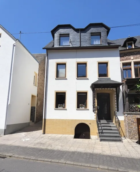 Straßenansicht - Haus kaufen in Ellenz-Poltersdorf / Poltersdorf - Renoviertes EFH mit Garage und kleinem Garten in Ellenz-Poltersdorf, Ortsteil Poltersdorf