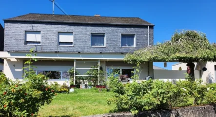 Frontalansicht - Haus kaufen in Beuren - Großzügiges Einfamilienhaus mit Wärmepumpe, Garten und Garage in ruhiger Lage von Beuren/Eifel