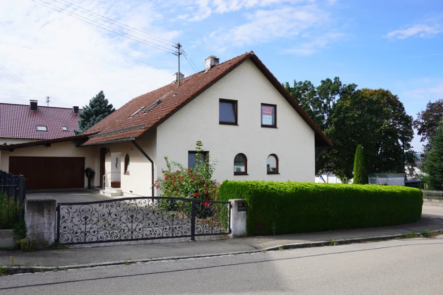Außenansicht 4 - Haus kaufen in Jettingen-Scheppach - Familien aufgepasst!Großzügiges Einfamilienhaus mit Garten in ruhiger Lage in Jettingen-Scheppach