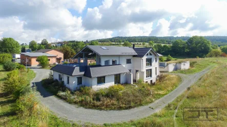  - Haus kaufen in Guttenberg - Architektenvilla mit ELW und 5.000 m² Grund, fantastischer Fernblick - ideal für Pferdehaltung!