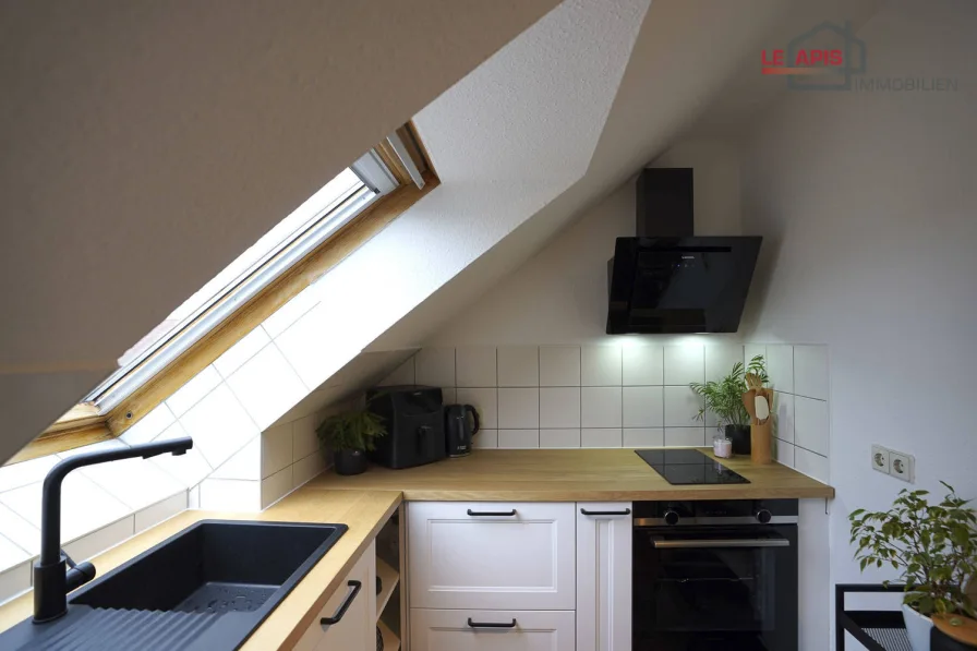 Küche mit EBK v. Mieter Bild 3 - Wohnung kaufen in Leipzig - +++Helle, gepflegte Wohnung, Südseite, Tageslichtbad, sonnige Dachterrasse, nahe Schloß und Park+++