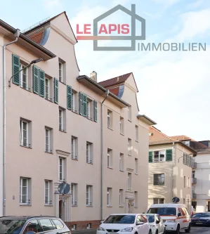 Hausansicht vorn - Wohnung kaufen in Leipzig - +++ATTRAKTIVE 2-RWG M. TAGESLICHTBAD INKL. DUSCHE U. WANNE, LOGGIA U. PARKETT IN IDYLLISCHER LAGE+++