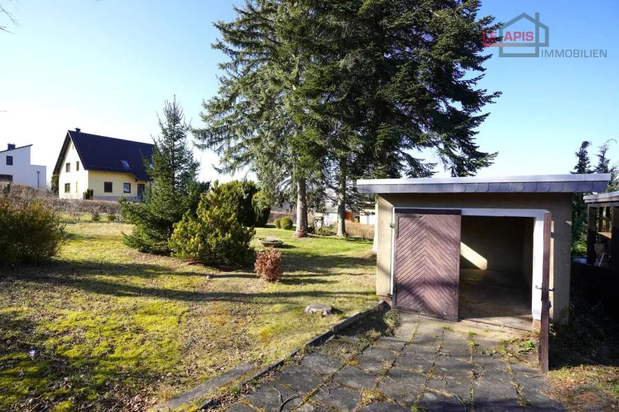 Gartenbereich Einfahrt mit Garage - Grundstück kaufen in Chemnitz - EINE PERLE IN IDYLLISCHER LAGE VON CHEMNITZ-ADELSBERG - PERFEKTES GRUNDSTÜCK FÜR IHR TRAUMHAUS