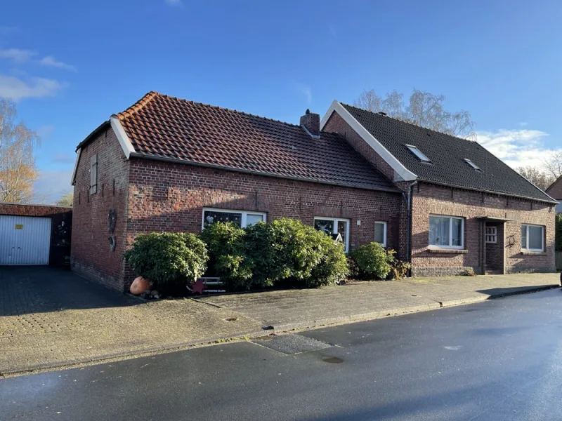 Titelbild - Haus kaufen in Schortens / Sillenstede - Dreifamilienhaus mit separatem Baugrundstück