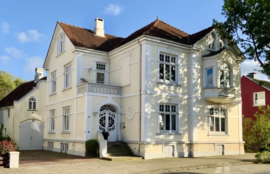 Titel - Haus kaufen in Jever - Wohnen mit dem besonderen FlairStadtvilla in Zentrumsnähe