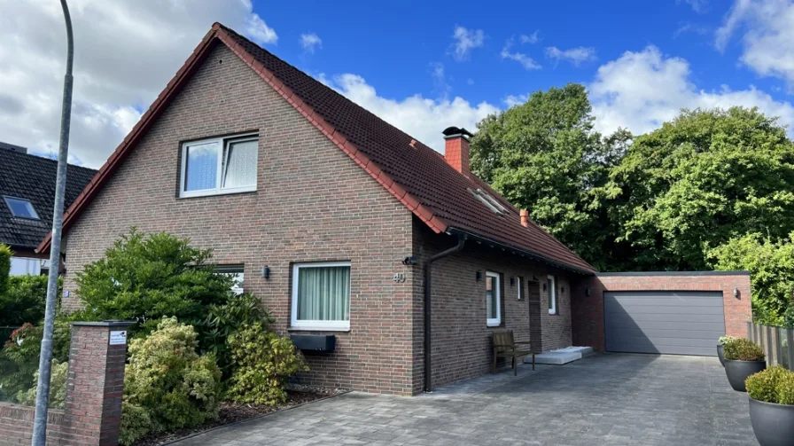 Ansicht mit Auffahrt - Haus kaufen in Wilhelmshaven - Wohnen im Villenviertel von Wilhelmshaven