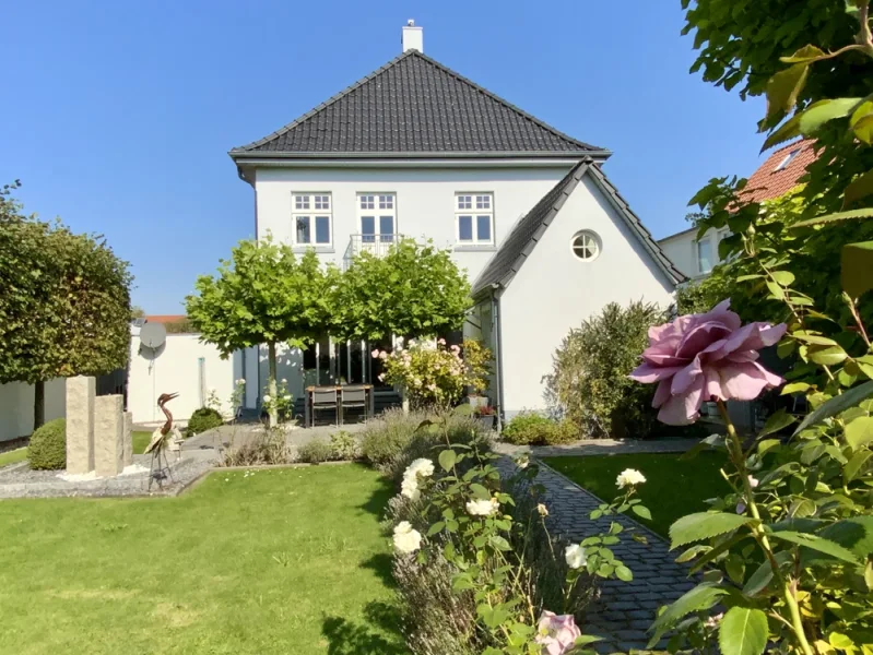 Gartenansicht - Haus kaufen in Jever - "Außergewöhnlich schön"Stadthaus in bester Lage