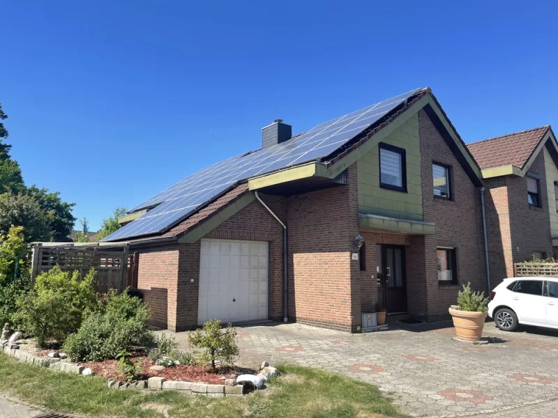 Titelbild - Haus kaufen in Schortens - Zweifamilienhaus mitten in Heidmühle