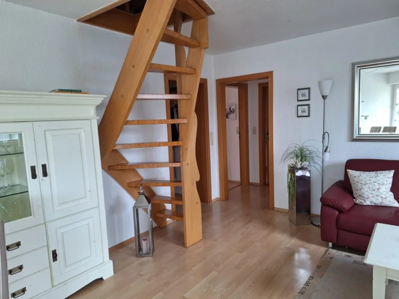 Wohnraum mit Treppe ins Dachgeschoss