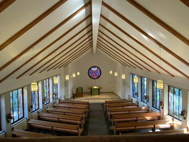 Blick in den Kirchenraum vom Orgelboden