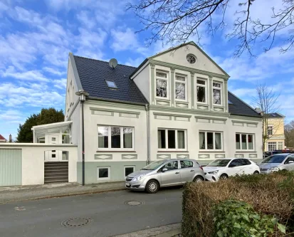 Straßenansicht - Haus kaufen in Jever - Vermieter gesucht !Saniert und in Top-Lage