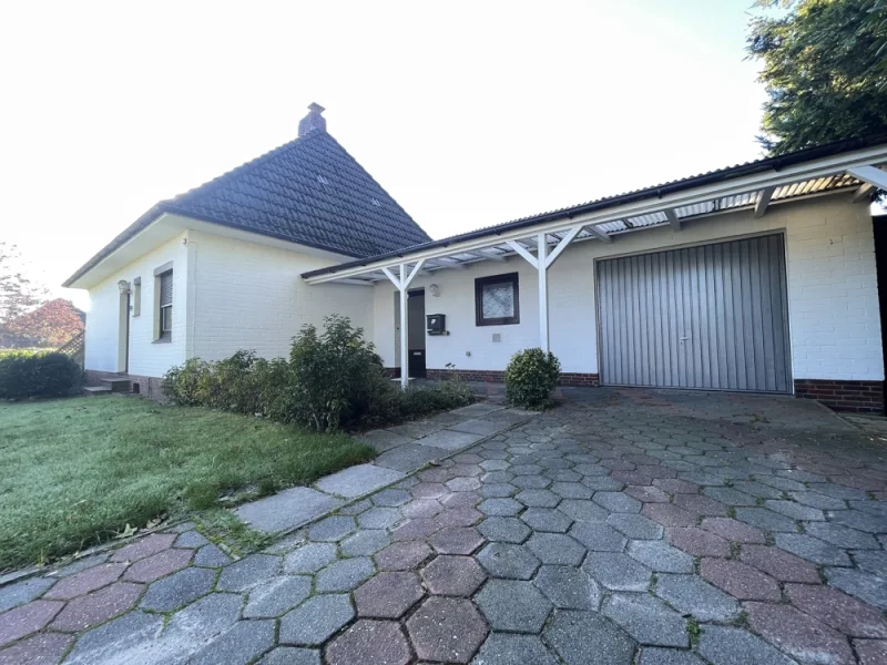 Einfahrt mit Garage