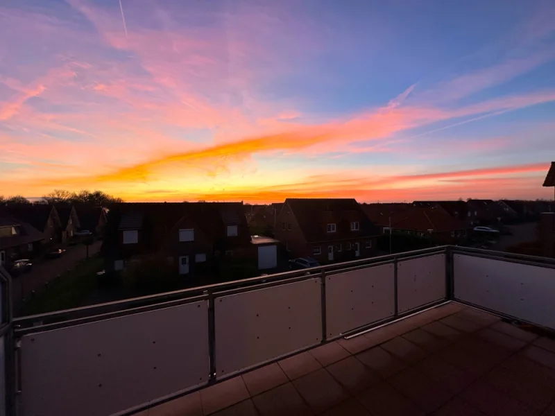 Titelbild - Wohnung kaufen in Wangerland - Ihre Dachgeschoss-Oase mit atemberaubenden Sonnenuntergängen