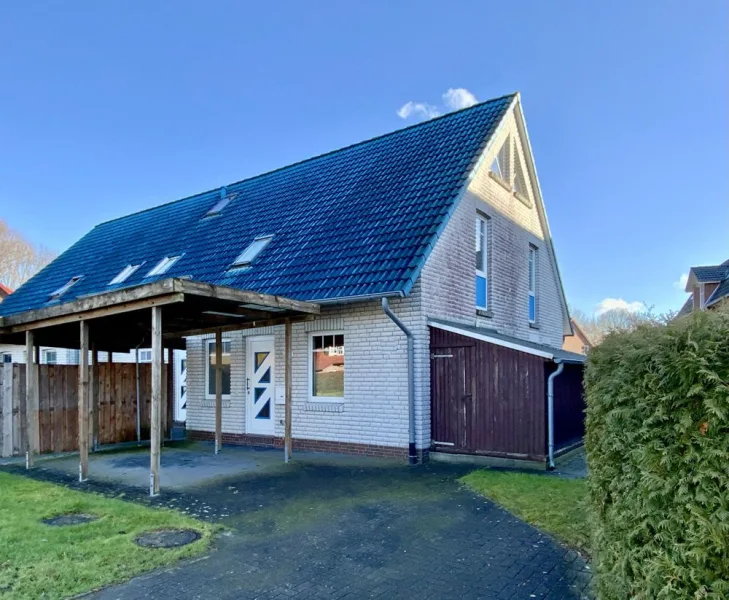 Titelbild - Haus kaufen in Jever - Wohnen unterm "blauen Dach"