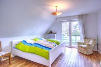 Schlafzimmer mit Zugang zum Balkon