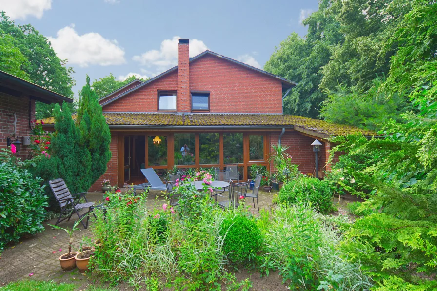 Terrasse mit Bepflanzung - Haus kaufen in Wriedel / Holthusen I - Resthof in Alleinlage im idyllischen Holthusen I