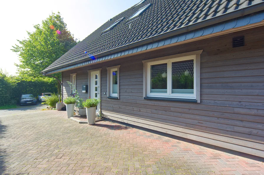 Großzügige Auffahrt - Haus kaufen in Nübel - Wohnoase mit gehobener energieeffizienter Ausstattung