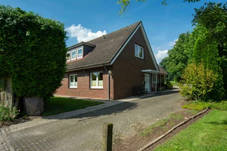 Großzügige Auffahrt - Haus kaufen in Holtsee / Neuholtsee - Exklusives Einfamilienhaus in idyllischer Feldrandlage in Holtsee