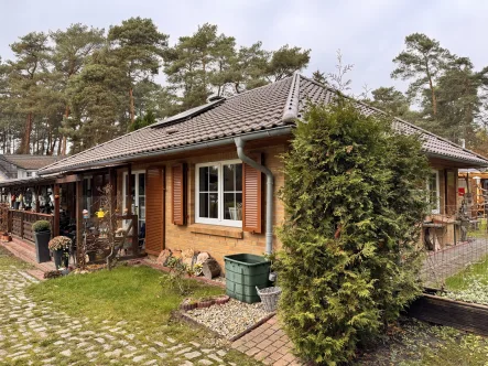 Ihr neues Zuhause - Haus kaufen in Groß Glienicke - Modernes Einfamilienhaus mit Veranda, Kaminofen und nachhaltiger Ausstattung