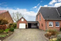 Auffahrt mit Garage und Carport