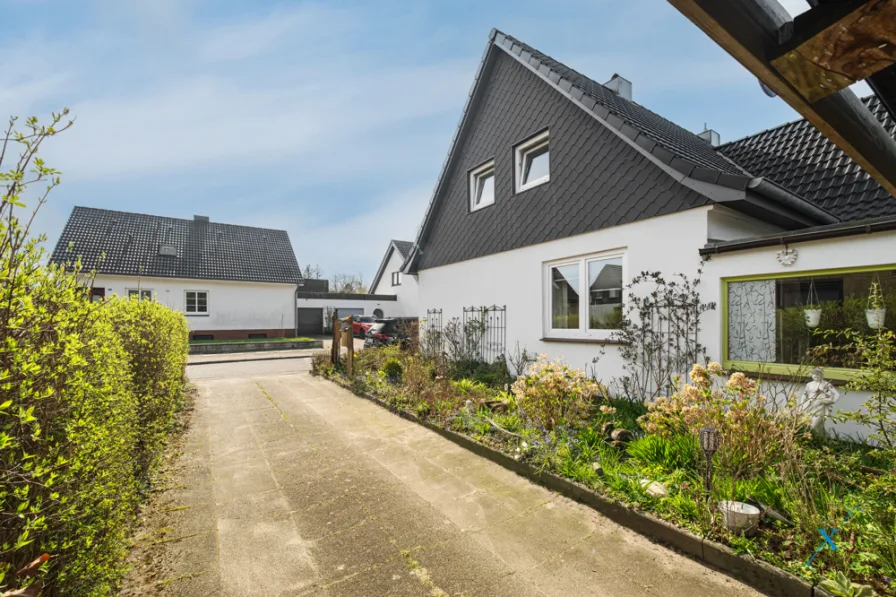Auffahrt - Haus kaufen in Schleswig - Charmante Doppelhaushälfte mit Garage in Schleswig