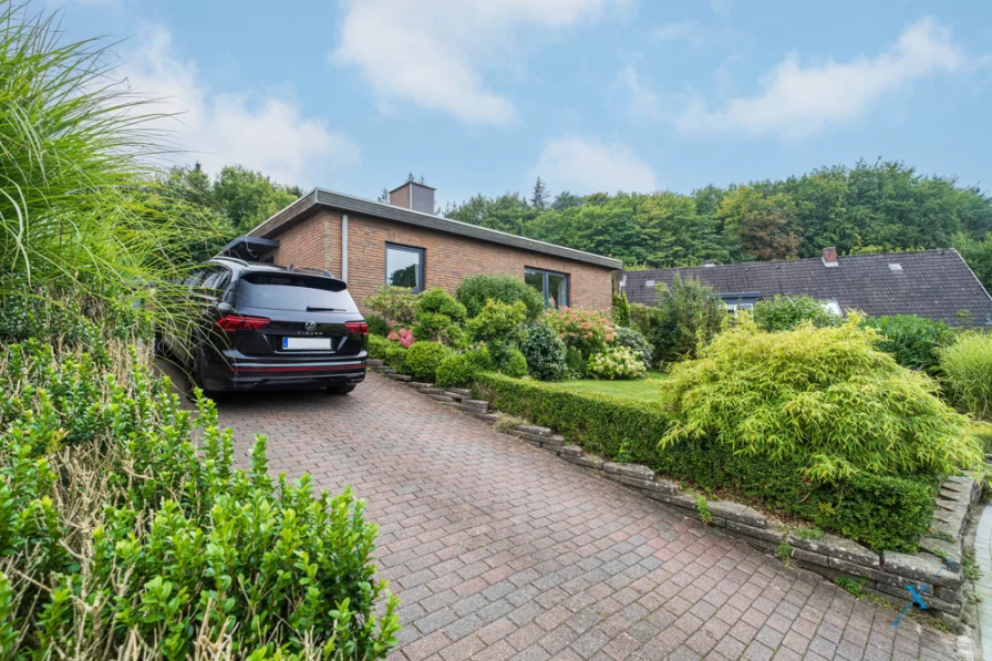 Außenansicht mit Auffahrt - Haus kaufen in Harrislee / Kupfermühle - Ihr neuer Bungalow in Kupfermühle – Wohnen auf einer Ebene mit schönem Garten