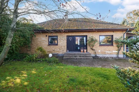 Außenansicht - Haus kaufen in Sterup - Ländliches Wohnen in Sterup: Einfamilienhaus mit großem Garten, einem Carport und Garage