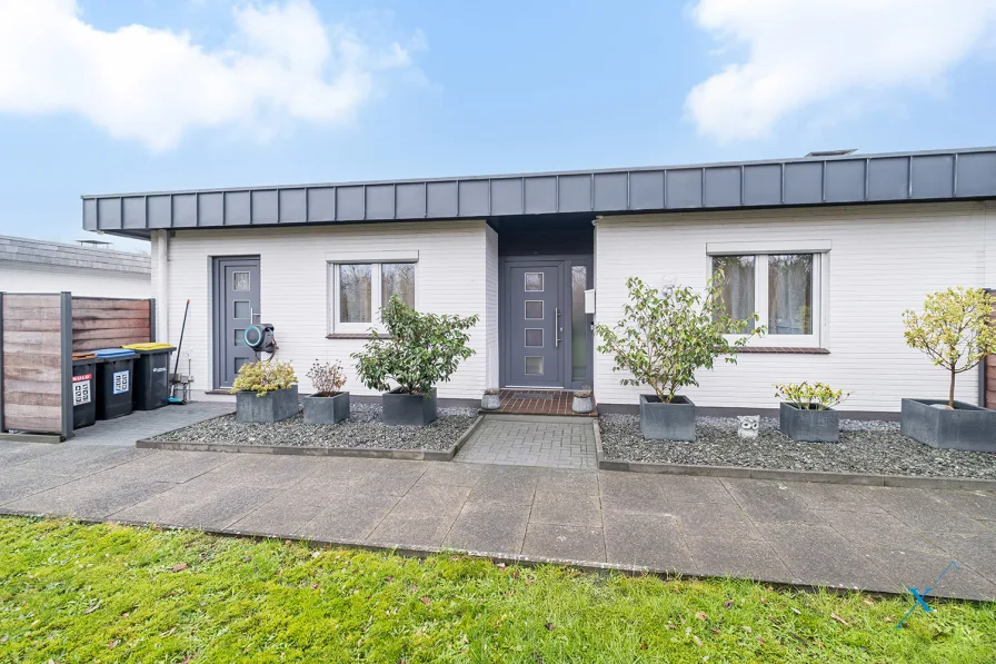 Außenansicht - Haus kaufen in Flensburg / Mürwik - Modernisierter Reihenendhaus-Bungalow mit Wassernähe in Mürwik