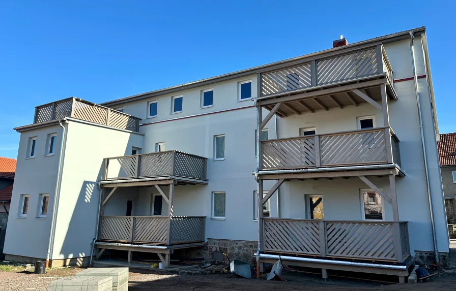 Terrasse und Balkonanlage - Wohnung mieten in Thale - Moderne 4-Zimmerwohnung mit Dusche, Stellplatz und Balkon