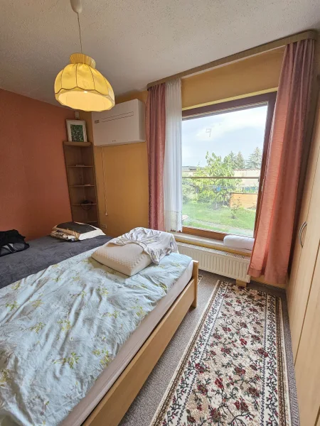 Schlafzimmer mit Blick in in den Garten