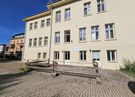 Außenbild - Büro/Praxis kaufen in Ballenstedt - Zwei Gewerbeeinheiten in gepflegtem Wohn- und Geschäftshaus