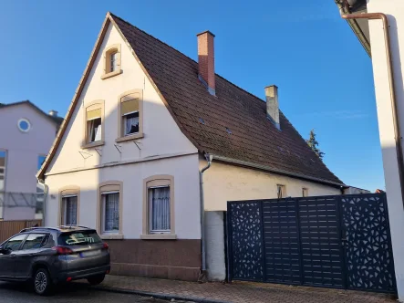 Straßenansicht - Haus kaufen in Heddesheim - Attraktives Grundstück . Ein Handwerkerprojekt im ruhigen Ortskern 
