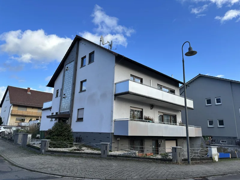 Straßenansicht - Wohnung kaufen in Brühl - Charmante Souterrainwohnung in Brühl