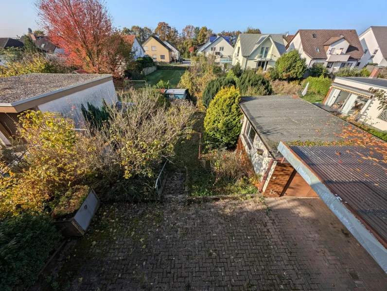 Blick auf die Terrasse und den Garten