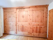 Einbauschrank aus Arvenholz