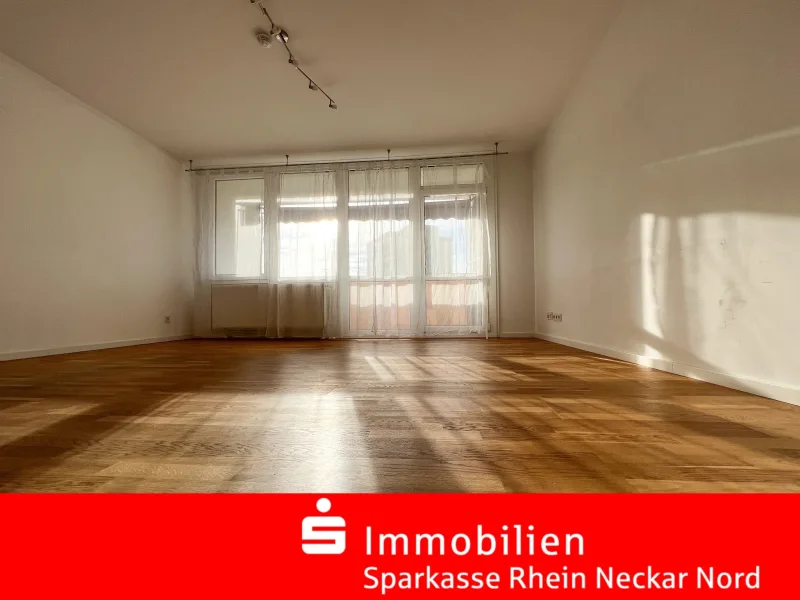 Wohnzimmer mit Zugang zum Balkon - Wohnung kaufen in Mannheim - Eigenheim oder Investment? Sie entscheiden.