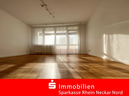 Wohnzimmer mit Zugang zum Balkon - Wohnung kaufen in Mannheim - Eigenheim oder Investment? Sie entscheiden.